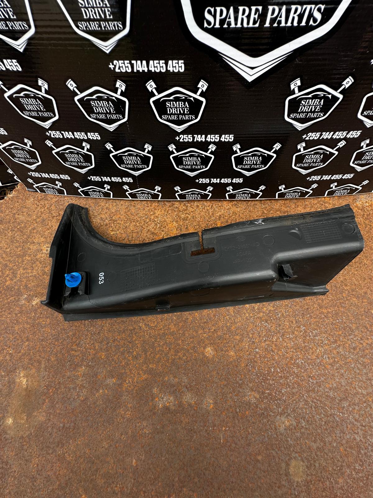 RANGE ROVER VOGUE L405 2015 Rear Passenger Tail Light Trim Cover - Image 2