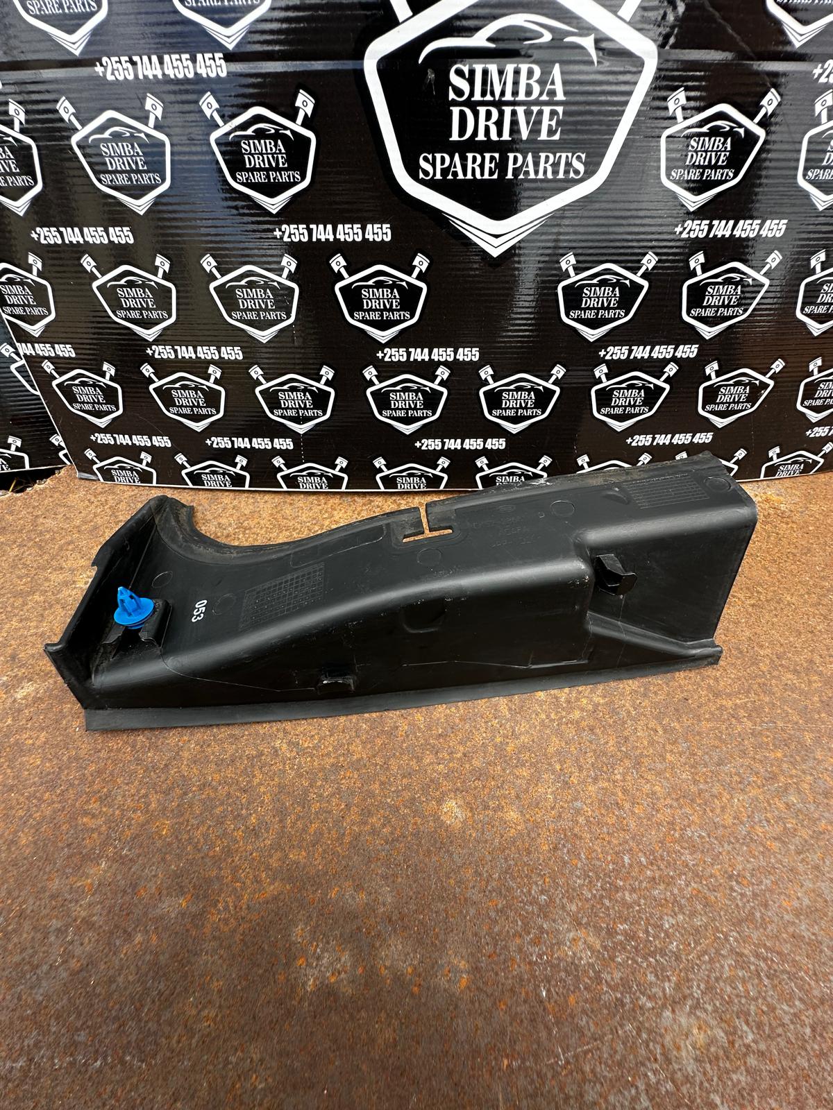 RANGE ROVER VOGUE L405 2015 Rear Passenger Tail Light Trim Cover