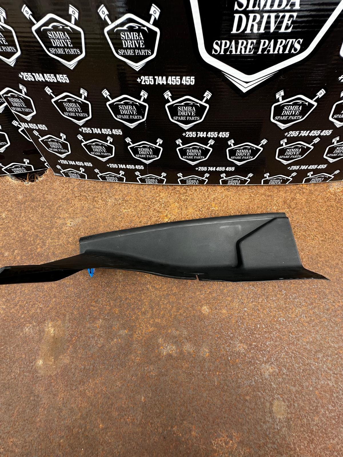 RANGE ROVER VOGUE L405 2015 Rear Passenger Tail Light Trim Cover - Image 3